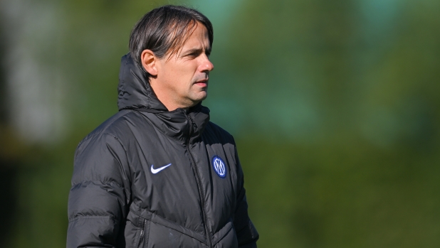 COMO, ITALY - NOVEMBER 05: Head Coach Simone Inzaghi of FC Internazionale looks on during the FC Internazionale training session at Suning Training Centre at Appiano Gentile on November 05, 2023 in Como, Italy. (Photo by Mattia Pistoia - Inter/Inter via Getty Images)