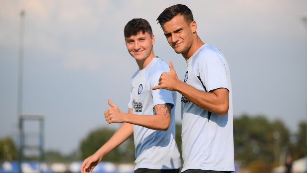 COMO, ITALY - AUGUST 16: Aleksandar Stankovic and Giacomo Stabile of FC Internazionale arrive before the FC Internazionale training session at Suning Training Center at Appiano Gentile on August 16, 2023 in Como, Italy. (Photo by Mattia Pistoia - Inter/Inter via Getty Images)