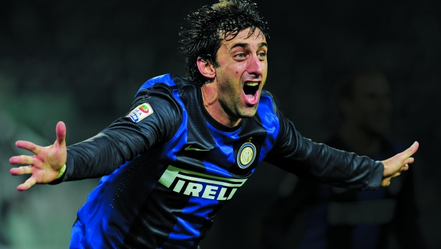 Diego Milito esulta per il gol in Juve-Inter nel 2012