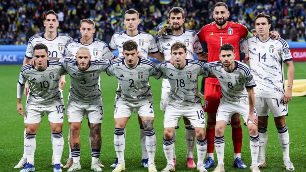 epa10986858 Italy starting eleven players pose for the team photo prior the UEFA EURO 2024 Group C qualification match between Ukraine and Italy in Leverkusen, Germany, 20 November 2023.  EPA/CHRISTOPHER NEUNDORF