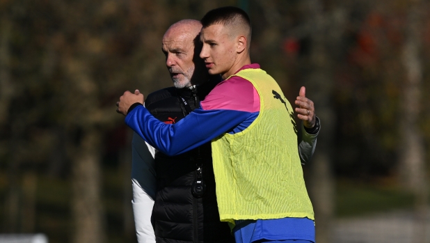 CAIRATE, ITALY - NOVEMBER 26: Head coach AC Milan Stefano Pioli and Francesco Camarda of AC Milan chat during a training session at Milanello on November 26, 2023 in Cairate, Italy. (Photo by Claudio Villa/AC Milan via Getty Images)