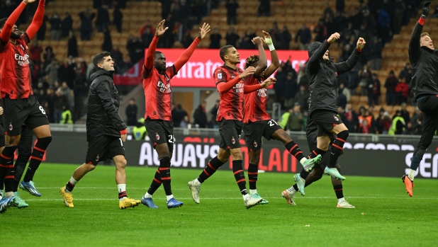 MILAN, ITALY - NOVEMBER 25:  Players of AC Milan celebrates the win at the end of the Serie A TIM match between AC Milan and ACF Fiorentina at Stadio Giuseppe Meazza on November 25, 2023 in Milan, Italy. (Photo by Claudio Villa/AC Milan via Getty Images)