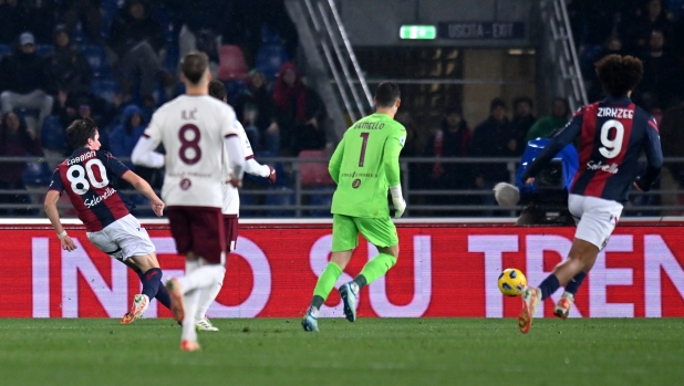 BOLOGNA, ITALY - NOVEMBER 27:  Giovanni Fabbian of Bologna FC scores the team's first goal during the Serie A TIM match between Bologna FC and Torino FC at Stadio Renato Dall'Ara on November 27, 2023 in Bologna, Italy. (Photo by Alessandro Sabattini/Getty Images)