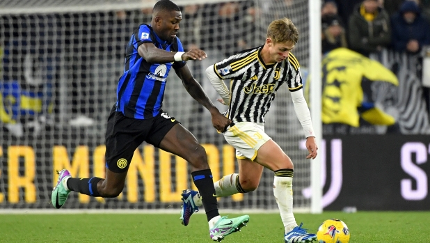 TURIN, ITALY - NOVEMBER 26: Hans Nicolussi Caviglia of Juventus battles for the ball with Marcus Thuram of FC Internazionale during the Serie A TIM match between Juventus and FC Internazionale at Allianz Stadium on November 26, 2023 in Turin, Italy. (Photo by Filippo Alfero - Juventus FC/Juventus FC via Getty Images)