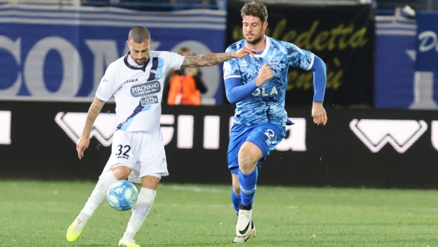 Foto Antonio Saia/LaPresse 28 Novembre 2023 Como -  Italia - sport, calcio - Como vs Lecco - Campionato di calcio Serie BKT 2023/2024  - Stadio Comunale G. Sinigaglia - Nella foto:  Franco Lepore (Calcio Lecco)Alberto Cerri (Como 1907)

November 28, 2023 Como - Italy - sport, soccer - Como vs Lecco  - BKT Football Championship 2023/2024 - G. Sinigaglia Stadium - In the picture: