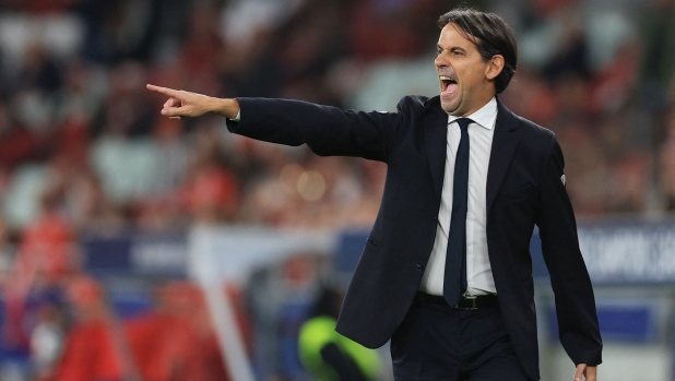 Inter Milan's Italian coach Simone Inzaghi gestures from the touch line during the  UEFA Champions League first round group D football match between SL Benfica and FC Inter Milan at the Luz stadium in Lisbon on November 29, 2023. (Photo by PATRICIA DE MELO MOREIRA / AFP)