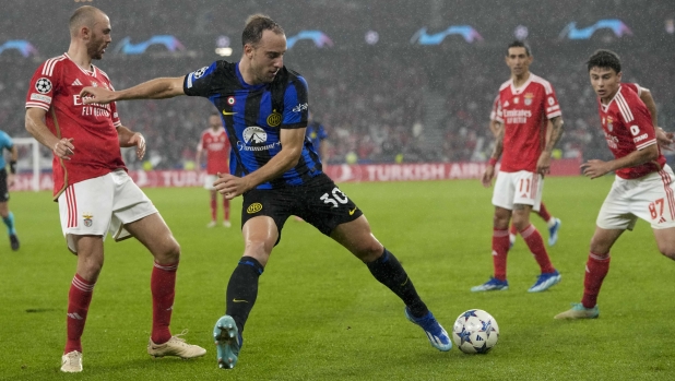 Benfica's Fredrik Aursnes, left, and Inter Milan's Carlos Augusto fight for the ball during the Champions League group D soccer match between SL Benfica and Inter Milano at the Luz stadium in Lisbon, Wednesday, Nov. 29, 2023. (AP Photo/Armando Franca)