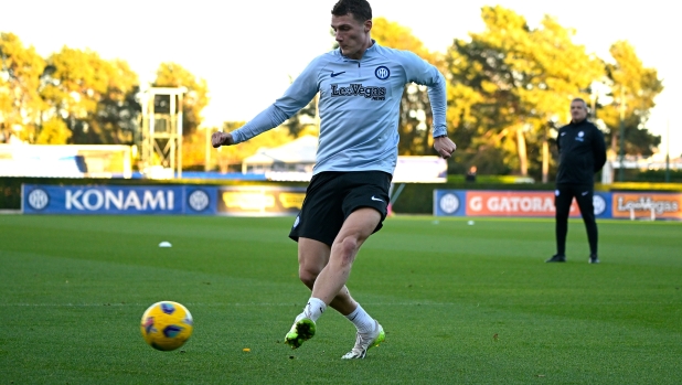 COMO, ITALY - OCTOBER 31: Benjamin Pavard of FC Internazionale during the FC Internazionale training session at the club's training ground Suning Training Center at Appiano Gentile on October 31, 2023 in Como, Italy. (Photo by Mattia Ozbot - Inter/Inter via Getty Images)