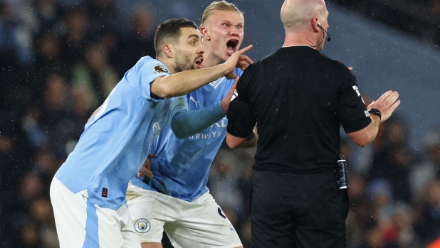 Manchester City's Croatian midfielder #08 Mateo Kovacic (L), Manchester City's Norwegian striker #09 Erling Haaland (2L) appeal to English referee Simon Hooper during the English Premier League football match between Manchester City and Tottenham Hotspur at the Etihad Stadium in Manchester, northwest England, on December 3, 2023. (Photo by Darren Staples / AFP) / RESTRICTED TO EDITORIAL USE. No use with unauthorized audio, video, data, fixture lists, club/league logos or 'live' services. Online in-match use limited to 120 images. An additional 40 images may be used in extra time. No video emulation. Social media in-match use limited to 120 images. An additional 40 images may be used in extra time. No use in betting publications, games or single club/league/player publications. /