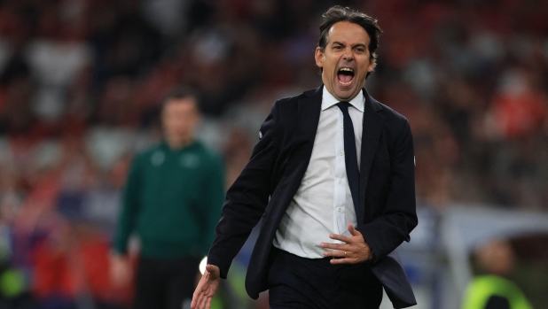 Inter Milan's Italian coach Simone Inzaghi reacts  during the UEFA Champions League first round group D football match between SL Benfica and FC Inter Milan at the Luz stadium in Lisbon on November 29, 2023. (Photo by PATRICIA DE MELO MOREIRA / AFP)