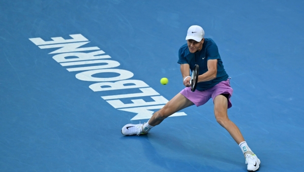 epa10422129 Jannik Sinner of Italy in action during his 4th round match against Stefanos Tsitsipas of Greece at the 2023 Australian Open tennis tournament in Melbourne, Australia, 22 January 2023.  EPA/LUKAS COCH  AUSTRALIA AND NEW ZEALAND OUT