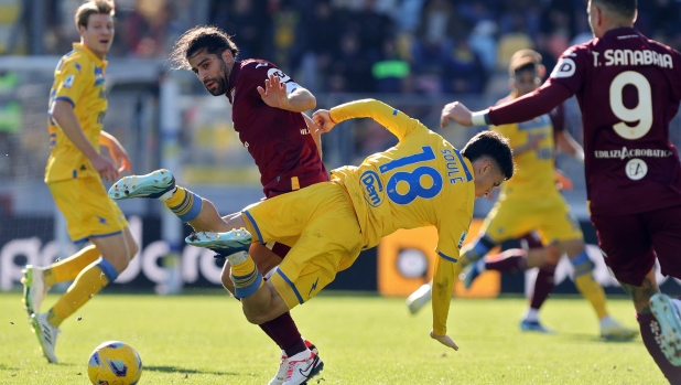 Ricardo Rodriguez of Torino and Matias Soule' of Frosinone in action during the Serie A soccer match between Frosinone Calcio and Torino FC at Benito Stirpe stadium in Frosinone, Italy, 10 December 2023. ANSA/FEDERICO PROIETTI