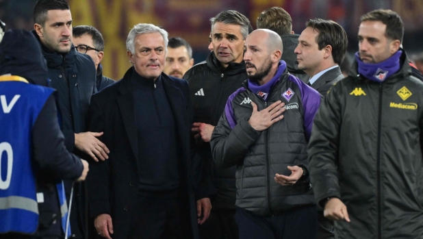 Roma's Portuguese coach Jose Mourinho (C) reacts at the end of the Italian Serie A football match between AS Roma and Fiorentina on December 10, 2023 at the Olympic stadium in Rome. (Photo by Alberto PIZZOLI / AFP)