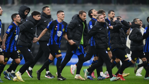 MILAN, ITALY - DECEMBER 09:  Players of FC Internazionale celebrates the win at the end of the Serie A TIM match between FC Internazionale and Udinese Calcio at Stadio Giuseppe Meazza on December 09, 2023 in Milan, Italy. (Photo by Mattia Pistoia - Inter/Inter via Getty Images)