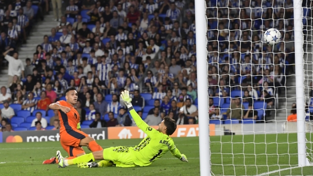 Inter Milan's Lautaro Martinez, left, beats Real Sociedad's goalkeeper Alex Remiro to score his side's first goal during a Group D Champions League soccer match between Real Sociedad and Inter Milan at the Real Arena stadium in San Sebastian, Spain, Wednesday, Sept. 20, 2023. (AP Photo/Alvaro Barrientos)