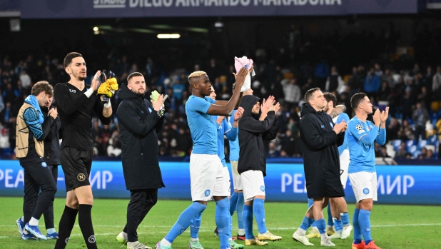 Napoli's Nigerian forward #09 Victor Osimhen (C) celebrates with teammates after winning 2-0 the UEFA Champions League 1st round day 6 Group C football match Napoli vs Sporting Braga at the Diego Armando Maradona stadium in Naples on December 12, 2023. (Photo by Alberto PIZZOLI / AFP)