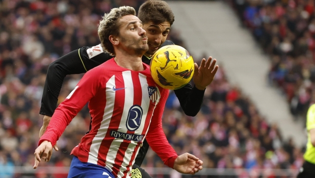 epa11021279 Atletico de MadridÂ´s Antoine Griezmann (L), vies for the ball against Almeria' Edgar Gonzalez (R) during the LaLiga soccer match Atletico de Madrid vs Almeria at Civitas Metropolitano stadium in Madrid, Spain, 10 December 2023.  EPA/CHEMA MOYA