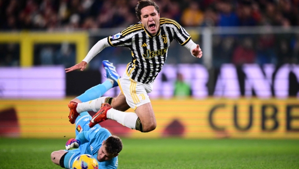 TOPSHOT - Genoa's Spanish goalkeeper #01 Josep Martinez clashes with Juventus' Italian forward #07 Federico Chiesa during the Italian Serie A football match between Genoa and Juventus at the Luigi Ferraris stadium, on December 15, 2023. (Photo by Marco BERTORELLO / AFP)