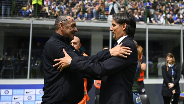 MILAN, ITALY - APRIL 30:  Head coach of FC Internazionale Simone Inzaghi hugs head coach of SS Lazio Maurizio Sarri during the Serie A match between FC Internazionale and SS Lazio at Stadio Giuseppe Meazza on April 30, 2023 in Milan, Italy. (Photo by Mattia Ozbot - Inter/Inter via Getty Images)