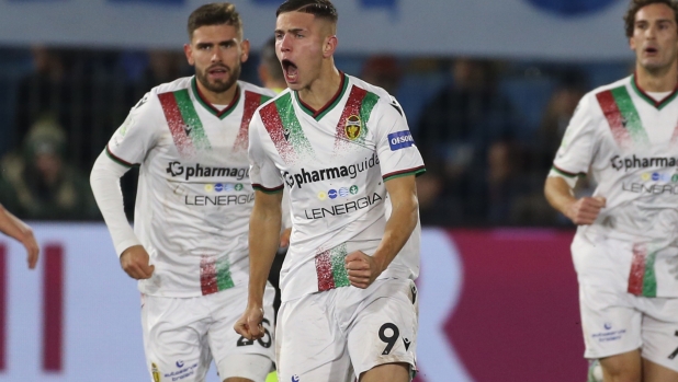 Foto Alberto Mariani/LaPresse 17 dicembre 2023 - Lecco, Italia - sport, calcio - Lecco vs Ternana- Campionato italiano di calcio Serie BKT 2023/2024 - Stadio Mario Rigamonti Ceppi. Nella foto:   esultanza  Raimondo  2-1   december 17, 2023 Lecco  Italy - sport, soccer - Lecco vs Ternana- Italian Serie BKT Football Championship 2023/2024 - Stadio Mario Rigamonti Ceppi Stadium. In the pic: