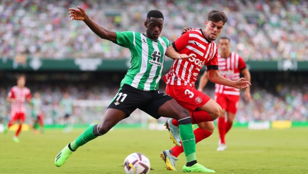 SEVILLE, SPAIN - SEPTEMBER 18: Luiz Henrique of Real Betis battles for possession with Miguel Gutierrez of Girona FC during the LaLiga Santander match between Real Betis and Girona FC at Estadio Benito Villamarin on September 18, 2022 in Seville, Spain. (Photo by Fran Santiago/Getty Images)