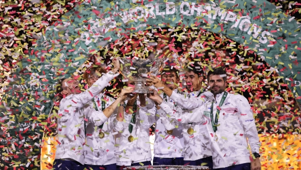 The Italian Davis Cup team celebrate with te trophy after defeating Australia during a Davis Cup final tennis matches in Malaga, Spain, Sunday, Nov. 26, 2023. Italy are the 2023 World Champions Davis Cup winners. (AP Photo/Manu Fernandez)