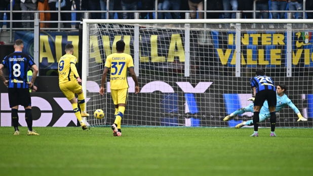 Hellas Verona's French forward #09 Thomas Henry (2nd L) shoots and misses a penalty kick  at the end of the Italian Serie A football match between Inter Milan and Hellas Verona at the Giuseppe-Meazza (San Siro) Stadium in Milan on January 6, 2024. (Photo by GABRIEL BOUYS / AFP)