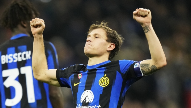 Inter Milan's Nicolo Barella celebrates after scoring his side's second goal during the Serie A soccer match between Inter Milan and Lecce at the San Siro stadium in Milan, Italy, Saturday, Dec. 23, 2023. (AP Photo/Luca Bruno)