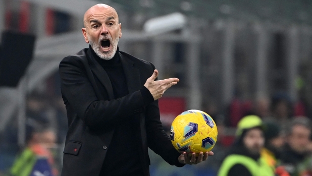 AC Milan's Italian coach Stefano Pioli reacts during the Italian Serie A football match between AC Milan and AS Roma at San Siro Stadium, in Milan on January 14, 2024. (Photo by Isabella BONOTTO / AFP)