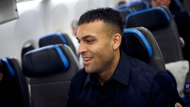 MILAN, ITALY - DECEMBER 02: Lautaro Martinez of FC Internazionale gestures on the plane during the Inter travel to Naples at Malpensa Airport on December 02, 2023 in Milan, Italy. (Photo by Mattia Ozbot - Inter/Inter via Getty Images)