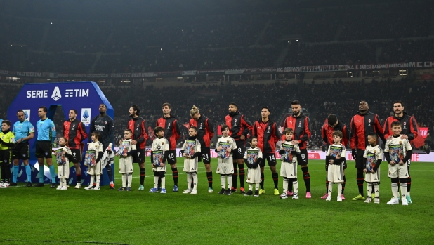 MILAN, ITALY - JANUARY 14:  Players of AC Milan line up prior to the Serie A TIM match between AC Milan and AS Roma - Serie A TIM  at Stadio Giuseppe Meazza on January 14, 2024 in Milan, Italy. (Photo by Claudio Villa/AC Milan via Getty Images)