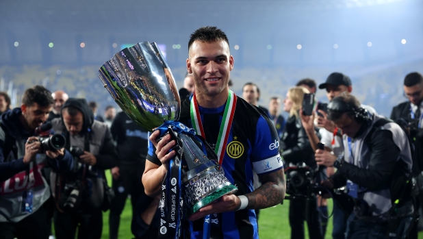 RIYADH, SAUDI ARABIA - JANUARY 22: Lautaro Martinez of FC Internazionale poses for a photo with the Italian EA Sports FC Supercup Final trophy at full-time following victory in the Italian EA Sports FC Supercup Final match between SSC Napoli and FC Internazionale at Al-Awwal Stadium on January 22, 2024 in Riyadh, Saudi Arabia. (Photo by Yasser Bakhsh/Getty Images)