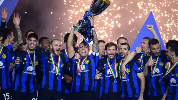 RIYADH, SAUDI ARABIA - JANUARY 22:  Lautaro Martinez of FC Internazionale  lifts the Italian EA Sports FC Supercup Final trophy at full-time following victory in the Italian EA Sports FC Supercup Final match between SSC Napoli and FC Internazionale at Al-Awwal Stadium on January 22, 2024 in Riyadh, Saudi Arabia. (Photo by Mattia Pistoia - Inter/Inter via Getty Images)