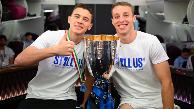 RIYADH, SAUDI ARABIA - JANUARY 22: Kristjan Asllani and Davide Frattesi of FC Internazionale pose with the trophy at the end of the Italian EA Sports FC Supercup Final match between SSC Napoli and FC Internazionale at Al-Awwal Stadium on January 22, 2024 in Riyadh, Saudi Arabia. (Photo by Mattia Ozbot - Inter/Inter via Getty Images)