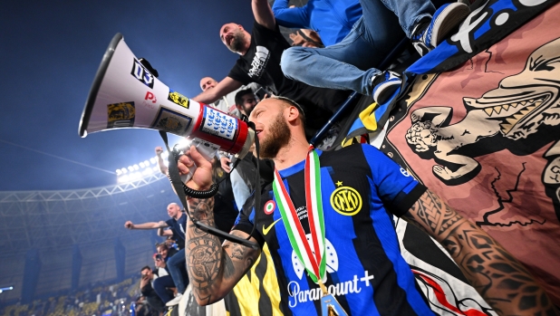RIYADH, SAUDI ARABIA - JANUARY 22: Federico Dimarco of FC Internazionale celebrates the victory at the end of the Italian EA Sports FC Supercup Final match between SSC Napoli and FC Internazionale at Al-Awwal Stadium on January 22, 2024 in Riyadh, Saudi Arabia. (Photo by Mattia Ozbot - Inter/Inter via Getty Images)