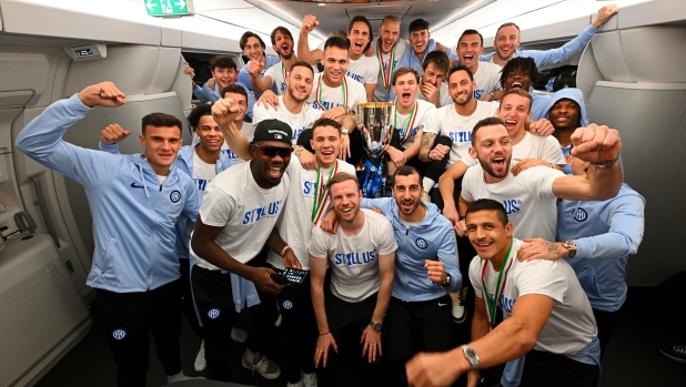 RIYADH, SAUDI ARABIA - JANUARY 22: Players of FC Internazionale celebrate the victory after winning the Italian EA Sports FC Supercup Final match between SSC Napoli and FC Internazionale at Al-Awwal Stadium on January 22, 2024 in Riyadh, Saudi Arabia. (Photo by Mattia Ozbot - Inter/Inter via Getty Images)