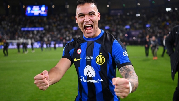 RIYADH, SAUDI ARABIA - JANUARY 22: Lautaro Martinez of FC Internazionale celebrates the victory at the end of the Italian EA Sports FC Supercup Final match between SSC Napoli and FC Internazionale at Al-Awwal Stadium on January 22, 2024 in Riyadh, Saudi Arabia. (Photo by Mattia Ozbot - Inter/Inter via Getty Images)
