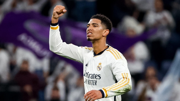 epa11094733 Real Madrid's midfielder Jude Bellingham gestures during the Spanish LaLiga soccer match between Real Madrid and UD Almeria, in Madrid, 21 January 2024.  EPA/Daniel Gonzalez