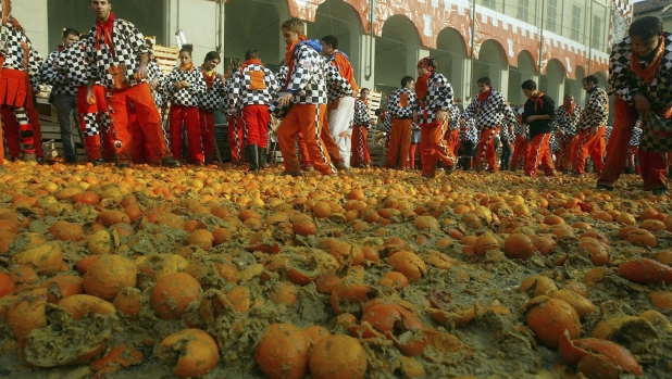 Torna il Carnevale di Ivrea con la Battaglia delle Arance: il clou dal 12 al 17 febbraio 2026
