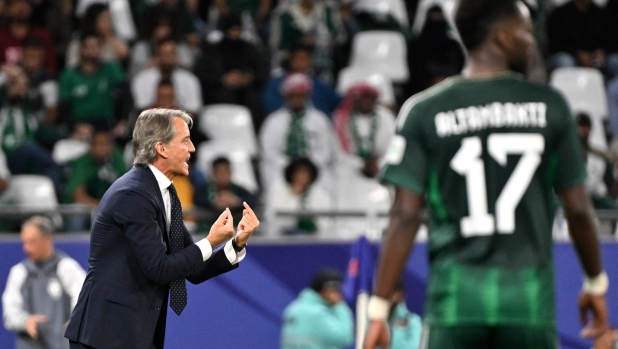 Saudi Arabia's Italian coach Roberto Mancini shouts instructions to his players from the touchline during the Qatar 2023 AFC Asian Cup football match between Saudi Arabia and South Korea at Education City Stadium in al-Rayyan, west of Doha, on January 30, 2024. (Photo by Hector RETAMAL / AFP)