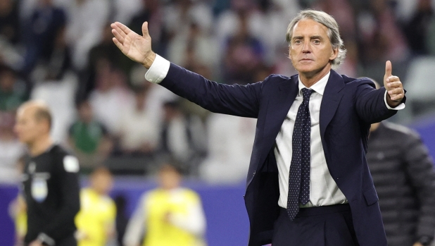 Saudi Arabia's Italian coach Roberto Mancini gestures to his players from the touchline during the Qatar 2023 AFC Asian Cup football match between Saudi Arabia and South Korea at Education City Stadium in al-Rayyan, west of Doha, on January 30, 2024. (Photo by Giuseppe CACACE / AFP)