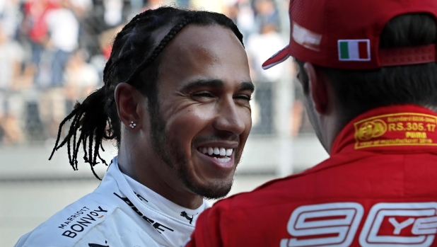 epa07876949 British Formula One driver Lewis Hamilton of Mercedes AMG GP (L) smiles as he speaks with Monaco's Formula One driver Charles Leclerc of Scuderia Ferrari (R) in the pit after qualifying at the Formula One Grand Prix of Russia at the Sochi Autodrom circuit, in Sochi, Russia, 28 September 2019. The Formula One Grand Prix of Russia will take place on 29 September 2019.  EPA/YURI KOCHETKOV