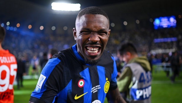 RIYADH, SAUDI ARABIA - JANUARY 22: Marcus Thuram of FC Internazionale celebrates the victory at the end of the Italian EA Sports FC Supercup Final match between SSC Napoli and FC Internazionale at Al-Awwal Stadium on January 22, 2024 in Riyadh, Saudi Arabia. (Photo by Mattia Ozbot - Inter/Inter via Getty Images)