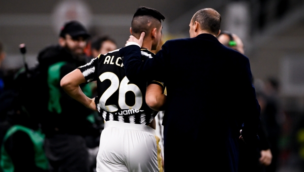 MILAN, ITALY - FEBRUARY 4: Carlos Alcaraz, Massimiliano Allegri of Juventus during the Serie A TIM match between FC Internazionale and Juventus - Serie A TIM  at Stadio Giuseppe Meazza on February 4, 2024 in Milan, Italy. (Photo by Daniele Badolato - Juventus FC/Juventus FC via Getty Images)