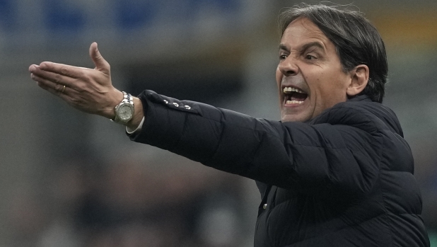 Inter Milan's head coach Simone Inzaghi calls out to his players during a Serie A soccer match between Inter Milan and Juventus, in Milan, Italy, Sunday, Feb. 4, 2024. (AP Photo/Antonio Calanni)