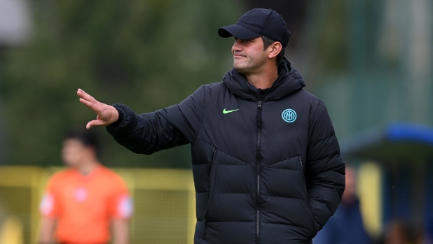 MILAN, ITALY - NOVEMBER 04: Head Coach Cristian Chivu of FC Internazionale U19 gestures during the Primavera 1 match between FC Internazionale U19 and Genoa U19 at Konami Youth Development Center on November 04, 2023 in Milan, Italy. (Photo by Mattia Pistoia - Inter/Inter via Getty Images)