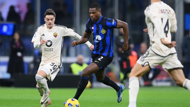 MILAN, ITALY - OCTOBER 29:   Denzel Dumfries of FC Internazionale competes for the ball with Nicola Zalewski of AS Roma during the Serie A TIM match between FC Internazionale and AS Roma at Stadio Giuseppe Meazza on October 29, 2023 in Milan, Italy. (Photo by Mattia Pistoia - Inter/Inter via Getty Images)