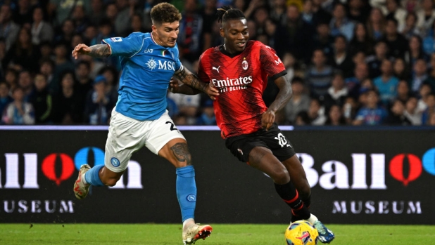 NAPLES, ITALY - OCTOBER 29: Giovanni Di Lorenzo of SSC Napoli challenges for the ball with Rafael Leao of AC Milan during the Serie A TIM match between SSC Napoli and AC Milan at Stadio Diego Armando Maradona on October 29, 2023 in Naples, Italy. (Photo by Francesco Pecoraro/Getty Images)