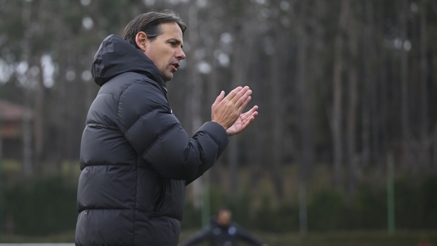 COMO, ITALY - FEBRUARY 12: Head Coach Simone Inzaghi of FC Internazionale applaudes during the FC Internazionale training session at Suning Training Centre at Appiano Gentile on February 12, 2024 in Como, Italy. (Photo by Mattia Pistoia - Inter/Inter via Getty Images)