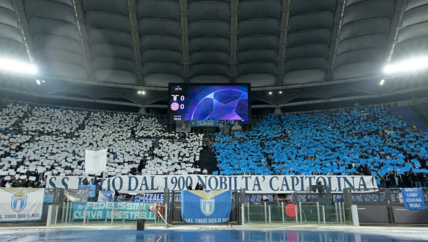 Foto Alfredo Falcone/LaPresse 14 Febbraio 2024 Roma (Italia) sport, calcio - Lazio vs Bayern Monaco - Andata ottavi di finale Uefa Champions League 2023/2024 - Stadio Olimpico di Roma. Nella foto: tifosi Lazio  February 14, 2024 Rome (Italy) sport, soccer - SS Lazio vs FC Bayern Munich - Round of 16 first leg Uefa Champions League 2023/2024 - Olimpic Stadium in Rome. In the pic: Lazio supporters